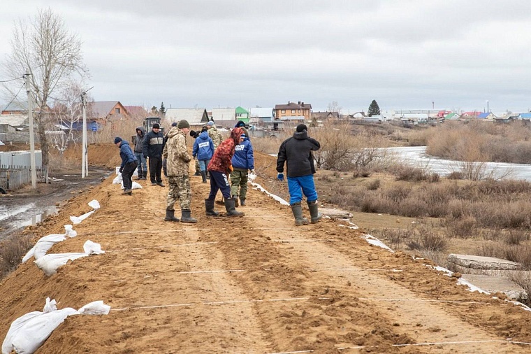 В селе Казанском с помощью добровольцев наращивают дамбу