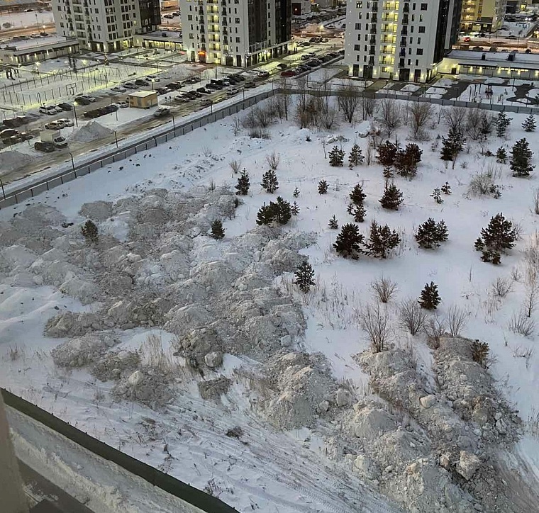В Тюмени на пустырях и в полях незаконно складируют снег