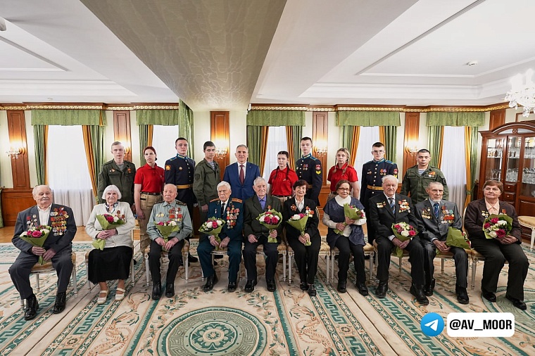 Александр Моор вручил ветеранам первые медали, посвященные юбилею Победы