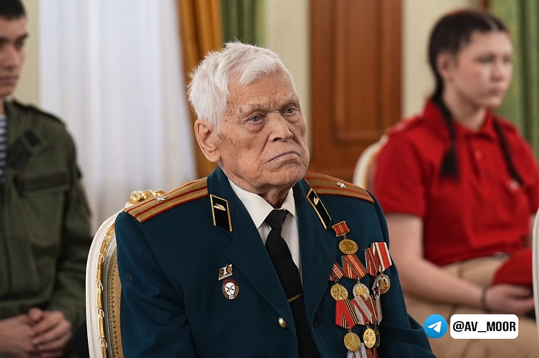 Александр Моор вручил ветеранам первые медали, посвященные юбилею Победы