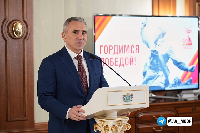 Александр Моор вручил ветеранам первые медали, посвященные юбилею Победы