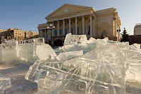 На площади 400-летия Тюмени демонтируют ледовый городок