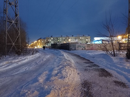 На темном тротуаре между Маяком и Домом Обороны добавили освещения