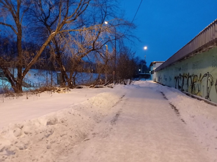 На темном тротуаре между Маяком и Домом Обороны добавили освещения