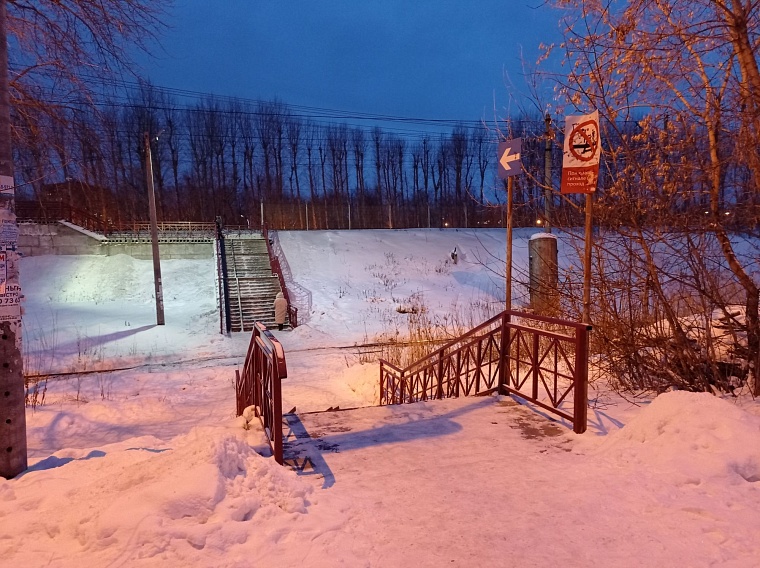 На темном тротуаре между Маяком и Домом Обороны добавили освещения