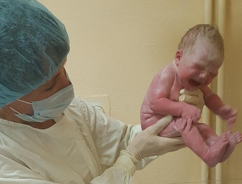 "Акушерки – народ суеверный": помощницы в родах отмечают профессиональный праздник