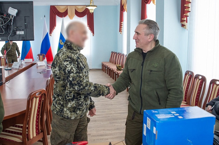 Александр Моор передал оборудование бойцам тюменских подразделений