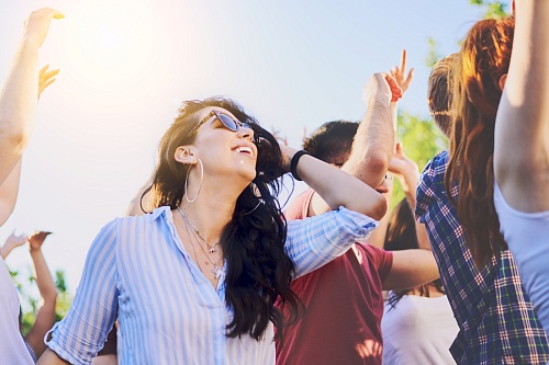 Оператор Tele2 открывает в Тюмени летнее пространство с кинотеатром и живой музыкой