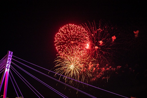 Огни в небе над Тюменью: День города завершился праздничным фейерверком на набережной