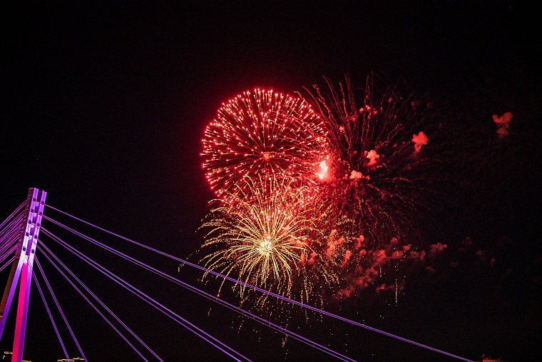 Огни в небе над Тюменью: День города завершился праздничным фейерверком на набережной