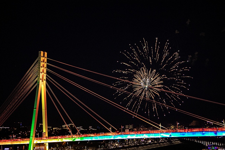 Огни в небе над Тюменью: День города завершился праздничным фейерверком на набережной