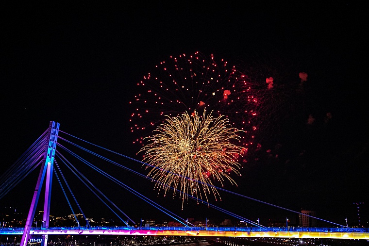 Огни в небе над Тюменью: День города завершился праздничным фейерверком на набережной