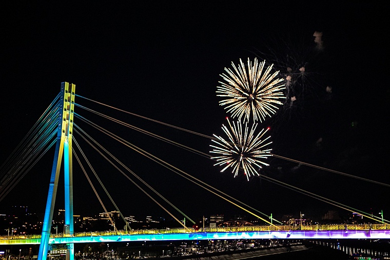 Огни в небе над Тюменью: День города завершился праздничным фейерверком на набережной
