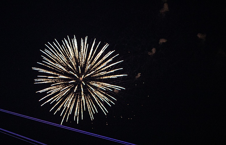 Огни в небе над Тюменью: День города завершился праздничным фейерверком на набережной