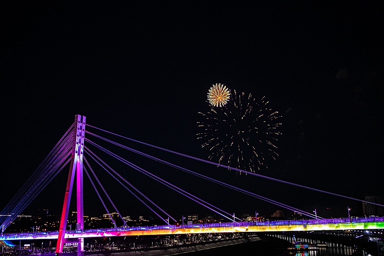 Огни в небе над Тюменью: День города завершился праздничным фейерверком на набережной