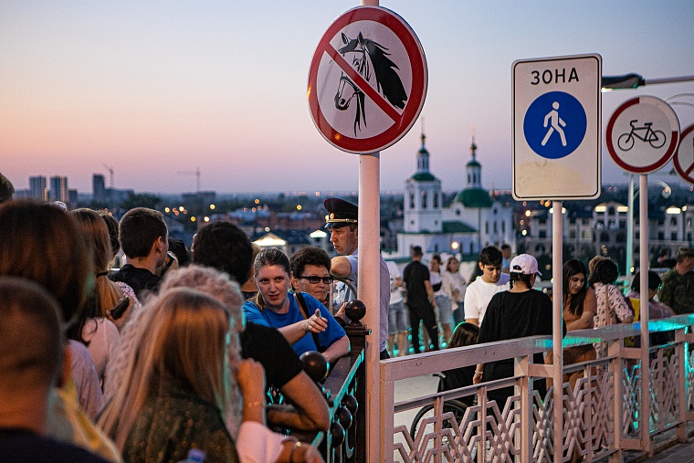 Огни в небе над Тюменью: День города завершился праздничным фейерверком на набережной