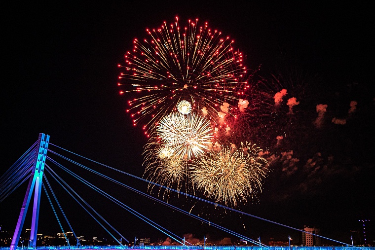 Огни в небе над Тюменью: День города завершился праздничным фейерверком на набережной