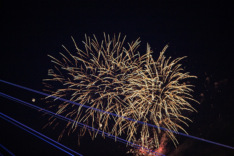 Огни в небе над Тюменью: День города завершился праздничным фейерверком на набережной