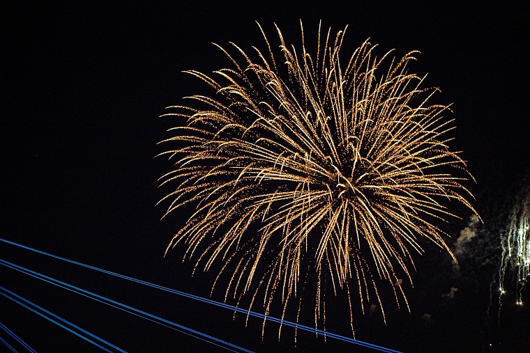Огни в небе над Тюменью: День города завершился праздничным фейерверком на набережной