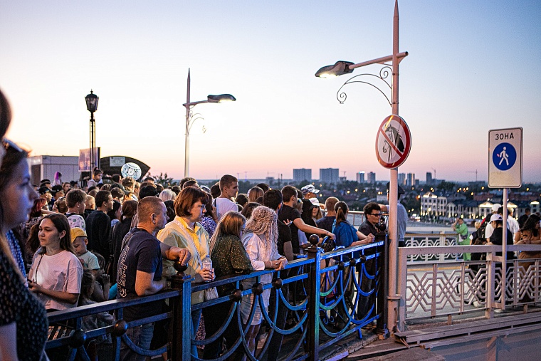 Огни в небе над Тюменью: День города завершился праздничным фейерверком на набережной