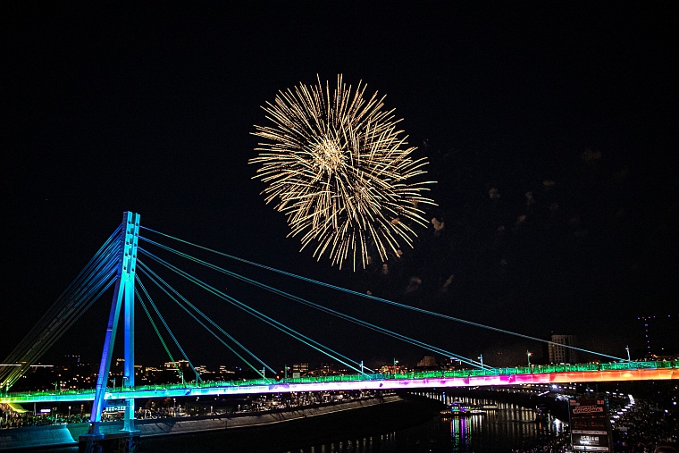 Огни в небе над Тюменью: День города завершился праздничным фейерверком на набережной