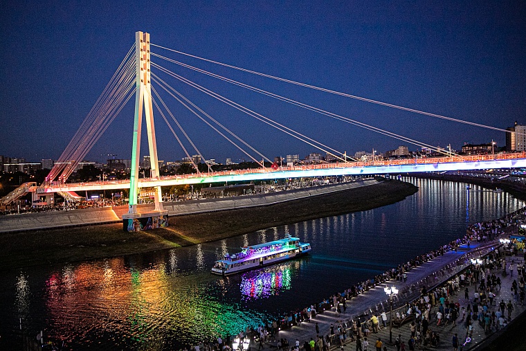 Огни в небе над Тюменью: День города завершился праздничным фейерверком на набережной