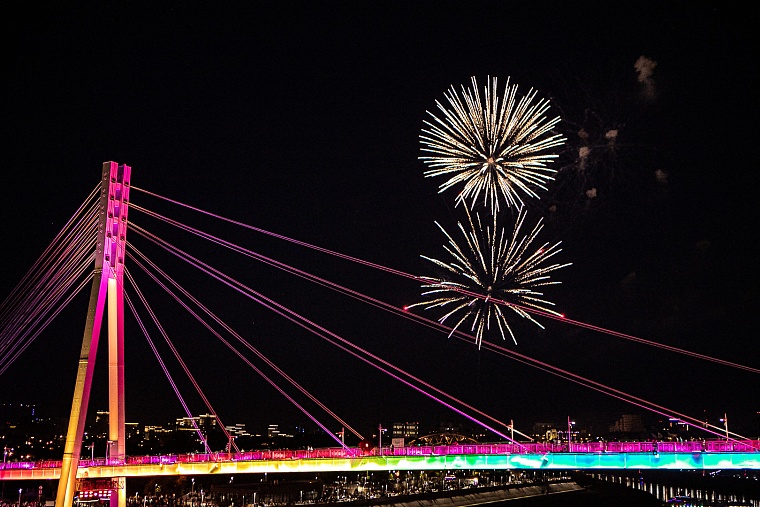 Огни в небе над Тюменью: День города завершился праздничным фейерверком на набережной