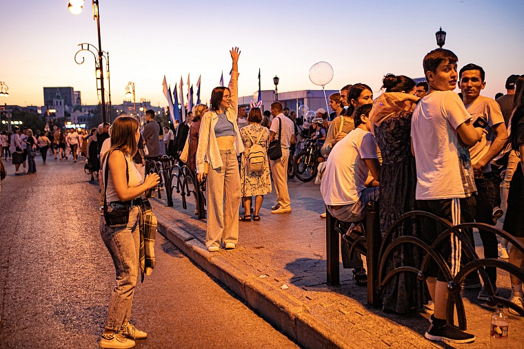 Огни в небе над Тюменью: День города завершился праздничным фейерверком на набережной
