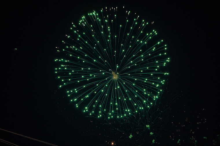 Огни в небе над Тюменью: День города завершился праздничным фейерверком на набережной