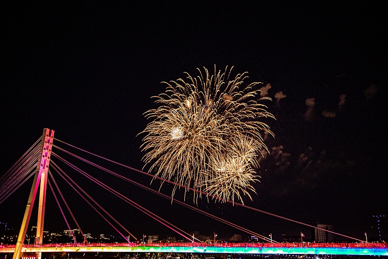 Огни в небе над Тюменью: День города завершился праздничным фейерверком на набережной