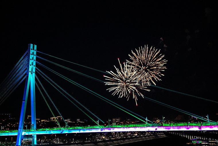 Огни в небе над Тюменью: День города завершился праздничным фейерверком на набережной