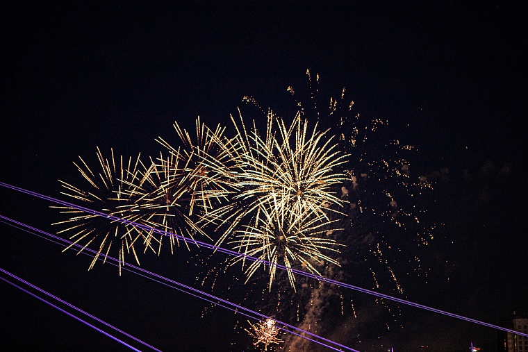 Огни в небе над Тюменью: День города завершился праздничным фейерверком на набережной