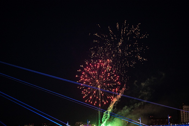 Огни в небе над Тюменью: День города завершился праздничным фейерверком на набережной