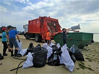 Тюменцы провели масштабную уборку на озере Андреевском