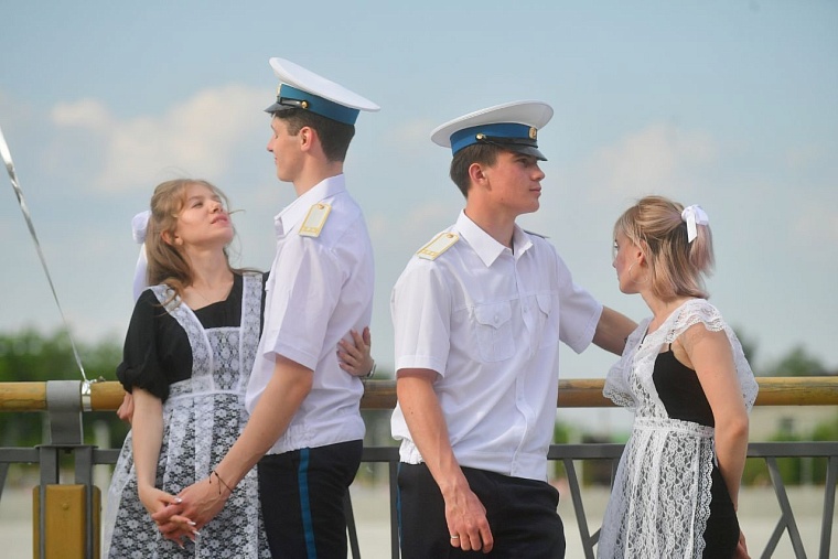 Выпускники училища на «Вальсе на набережной» / Инфоцентр правительства Тюменской области