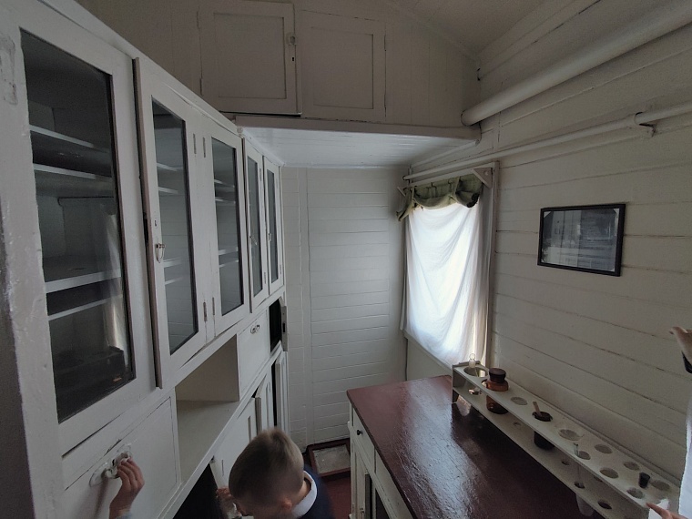 Любопытные дети залезли в каждый шкафчик, открыли каждую дверцу в комнате с лекарствами