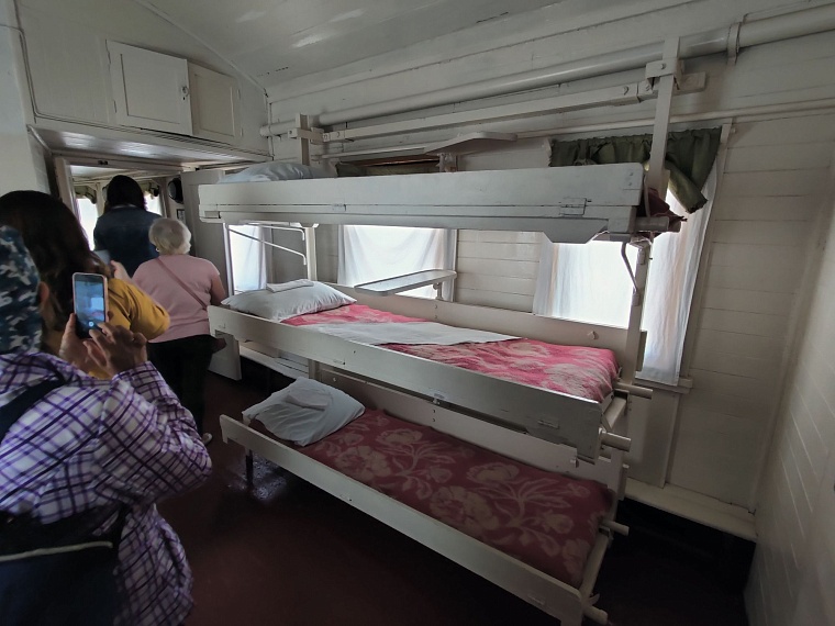 Трехуровневая койка в санитарном вагоне для раненых солдат