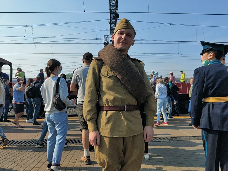 Реконструктор Максим Шульга признается, что немецкая форма ему как-то привычнее: он в основном играет фрицев