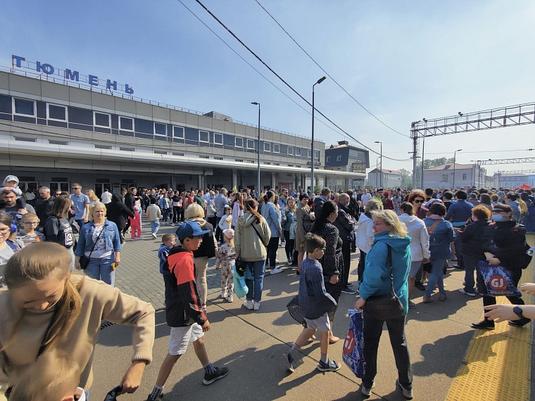Очередь в санитарный вагон тянется по всему перрону