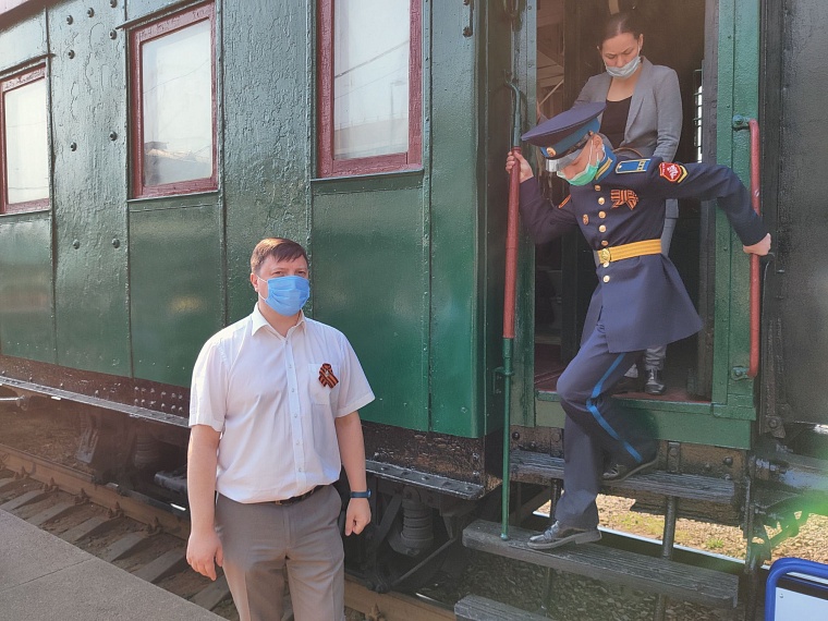 Евгений Здоровенко не только помогает спуститься экскурсантам, но и в подробностях рассказывает историю вагона