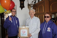 Тюменские волонтеры поздравляют одиноких пожилых людей с Днем защитника Отечества