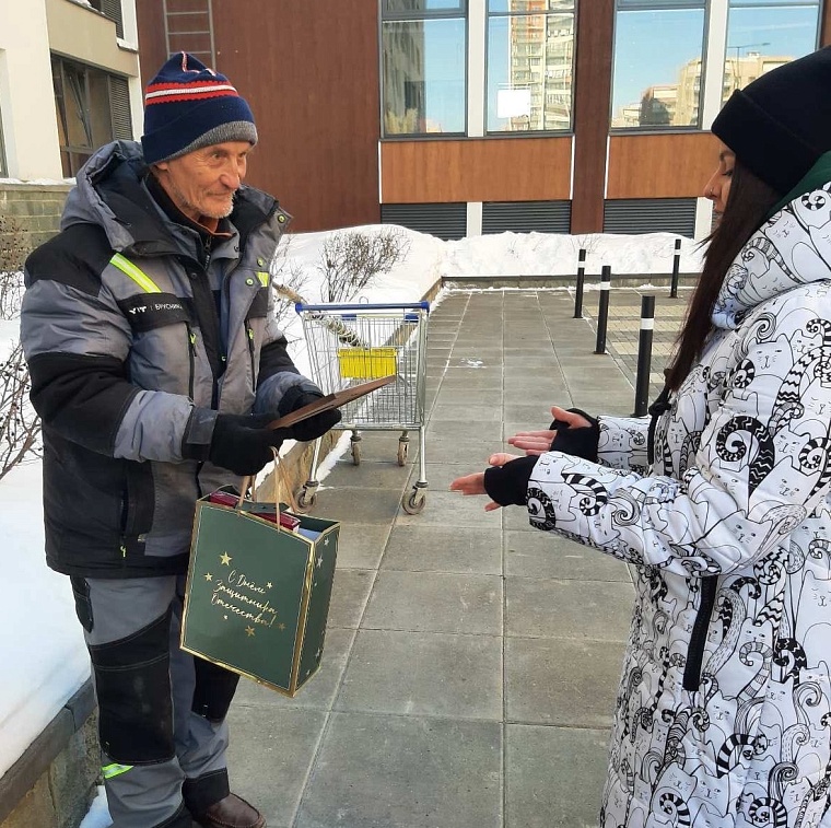 Жители тюменской многоэтажки сделали дворнику подарок к 23 Февраля