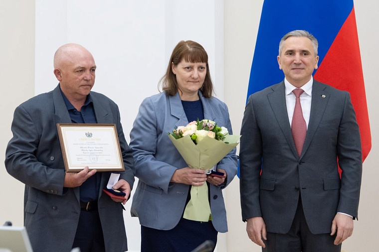 Губернатор Александр Моор наградил медалями многодетных тюменцев