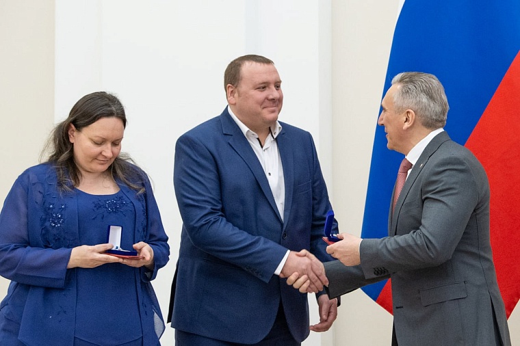 Губернатор Александр Моор наградил медалями многодетных тюменцев