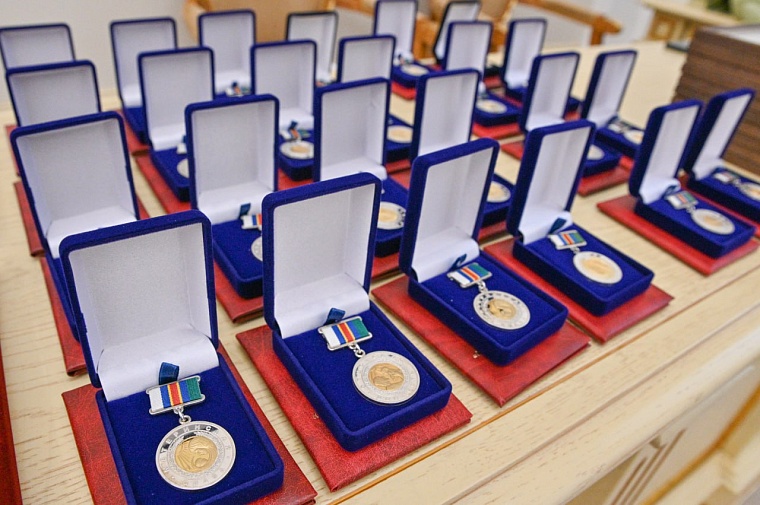 Губернатор Александр Моор наградил медалями многодетных тюменцев