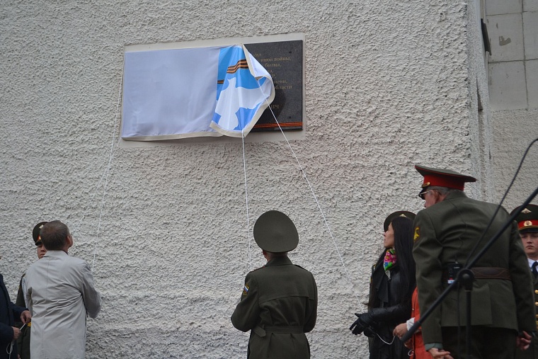 Установлена памятная доска почетному гражданину Тюмени Василию Малкову