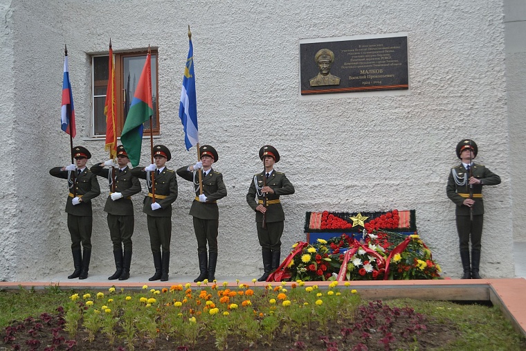Установлена памятная доска почетному гражданину Тюмени Василию Малкову