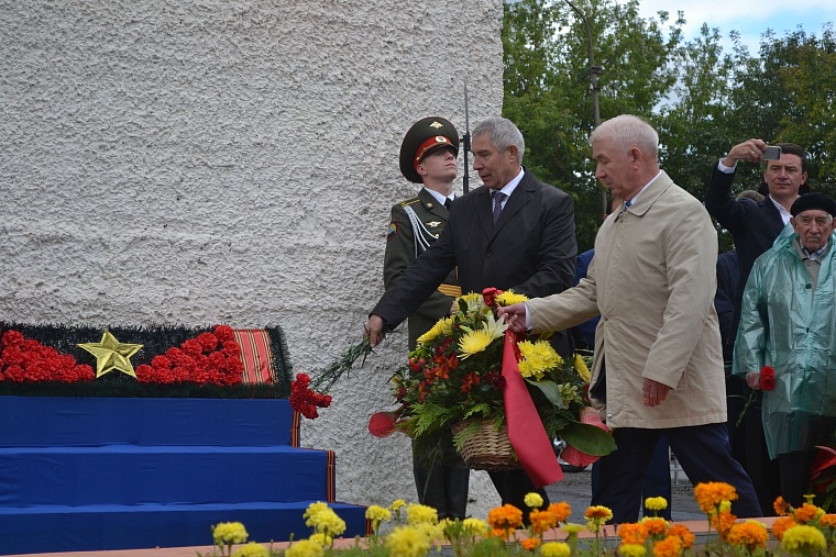 Установлена памятная доска почетному гражданину Тюмени Василию Малкову