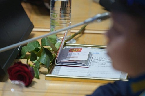 Тюменским школьникам вручили паспорта в День Конституции