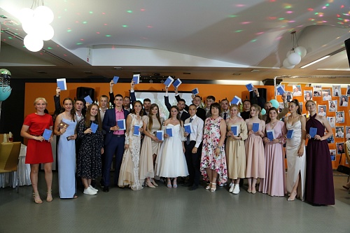 Выпускники спортшколы олимпийского резерва по лыжным гонкам и биатлону Л.Н. Носковой получили аттестаты